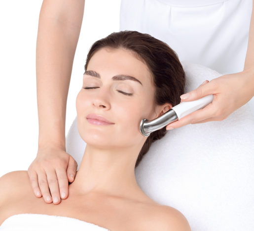 Guinot Hydradermie Behandlung zeigt wiede beiden Elektroden über das Gesicht geführt werden