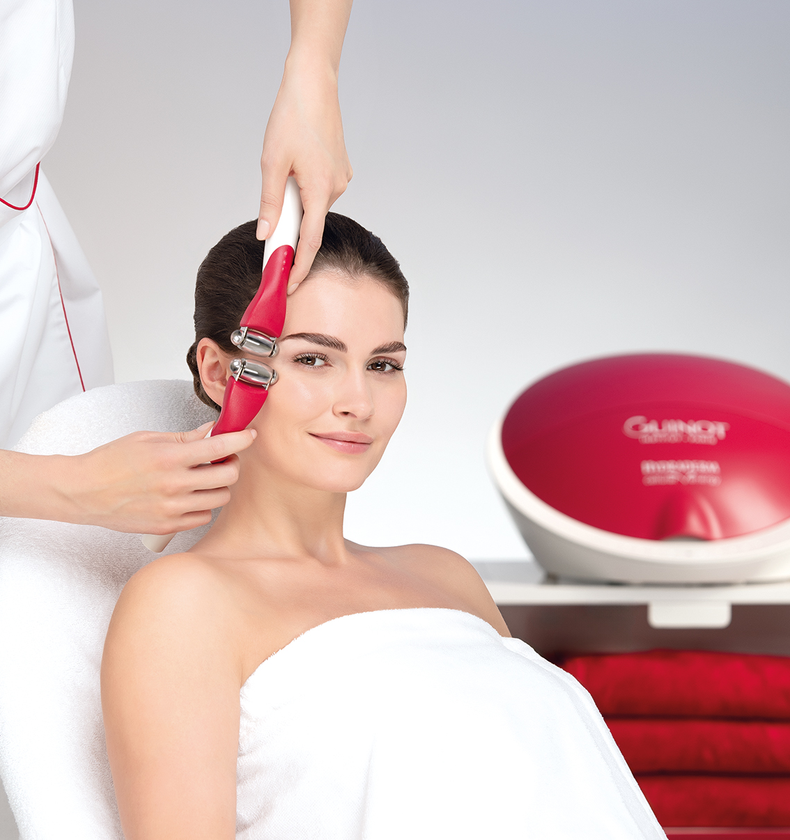 Guinot Hydradermie Behandlung zeigt wiede beiden Elektroden über das Gesicht geführt werden