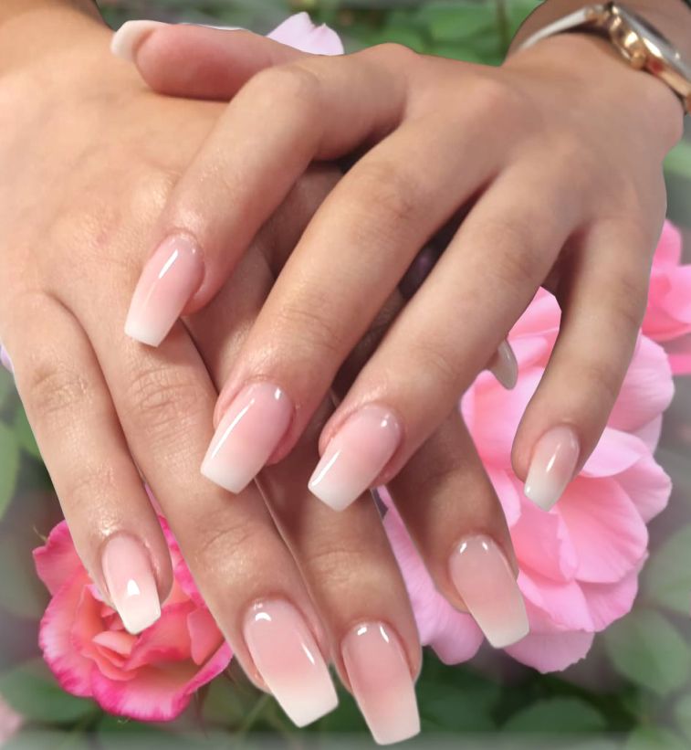 Hände mit schönen langen Nägel